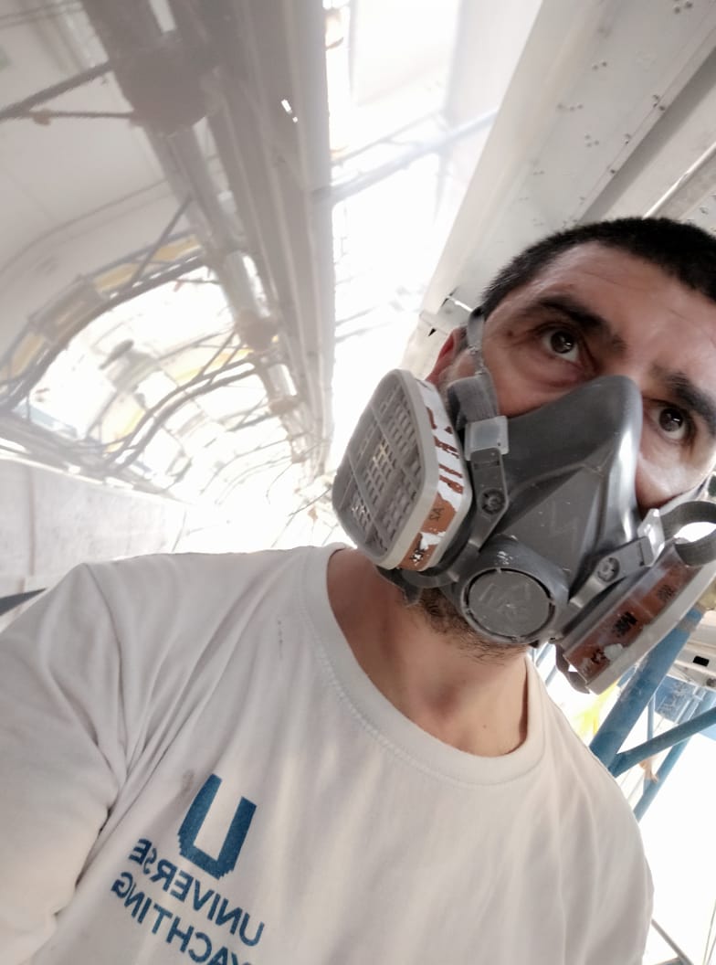 yacht painter with full face mask