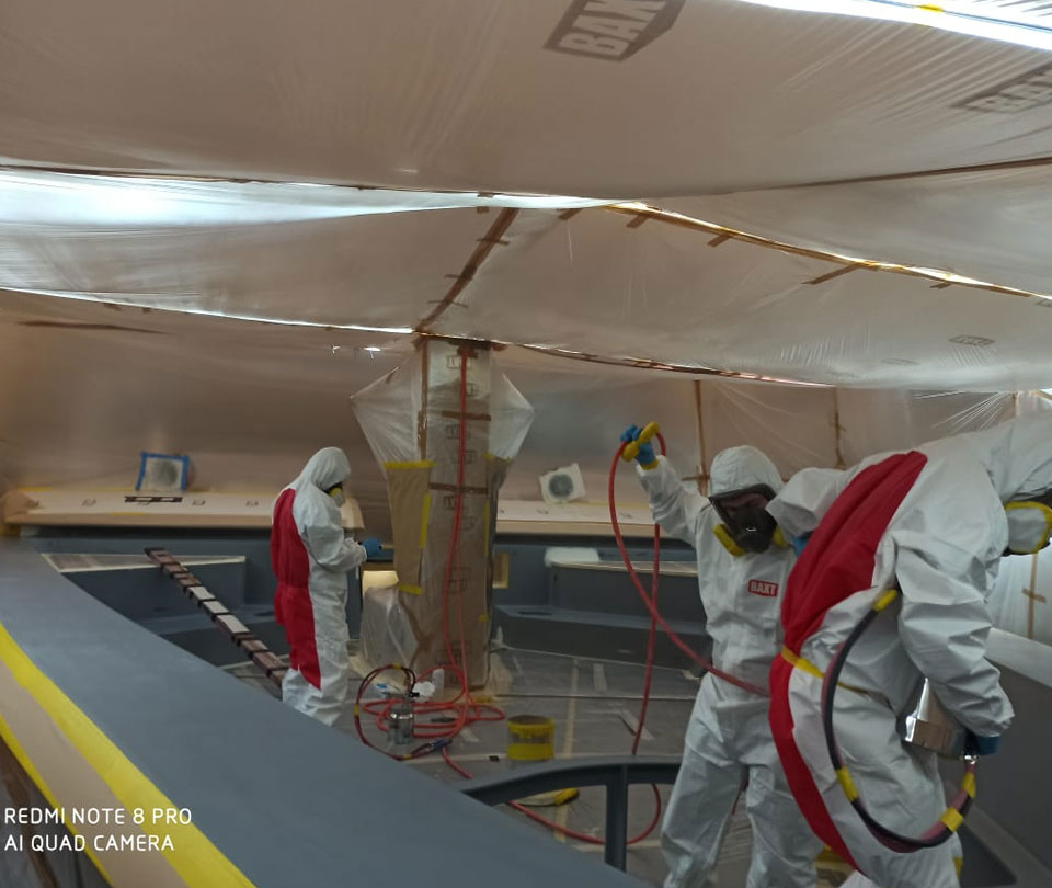 spray-painters-preparing-to-paint-superyacht